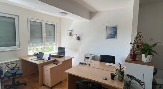 СЕ издава станбено / деловен простор од 48м2 во Аеродром