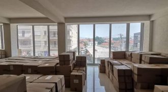 Се издава / продава деловен простор од 200м2 на ул.Прохор Пчински ( позади Пластичарска)