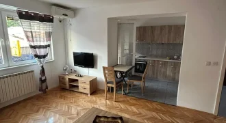 Се издава стан од 54м2 во Лептокарија
